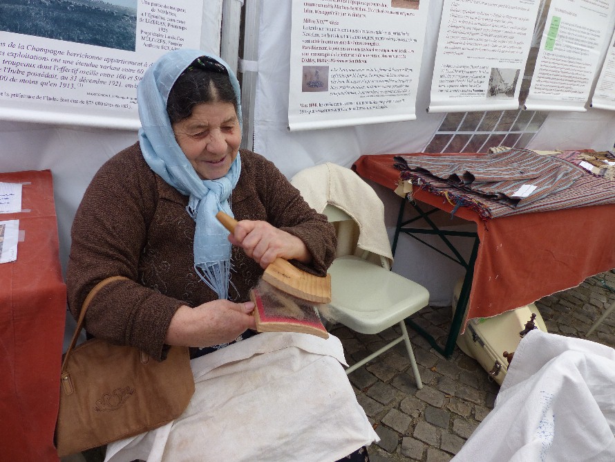 Une visiteuse nous montre son savoir-faire en cardage